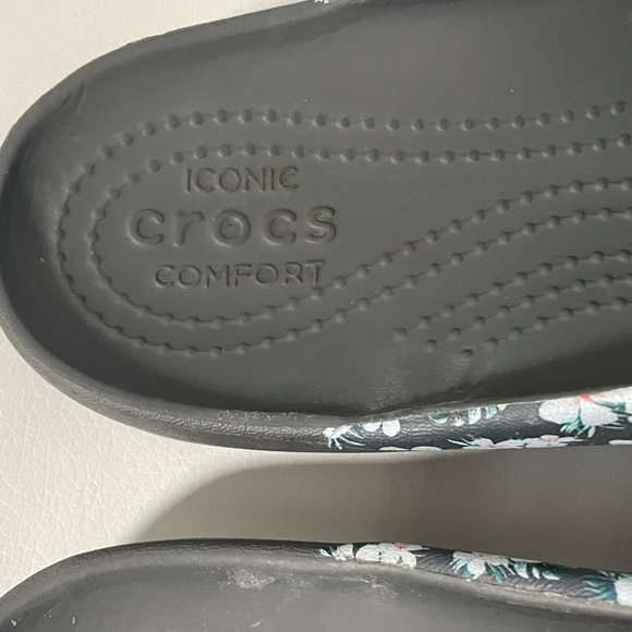 Croc Floral FlipFlops Size 8‎ - Picture 4 of 5